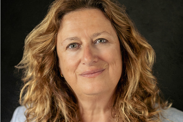 Elly Griffiths: Cold Cases Stuck in Time